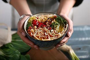 Bà Nguyễn Thị A cùng 3 đứa cháu trong túp lều bên thượng nguồn sông Hương.